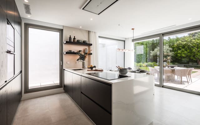 5 sypialnia Willa na sprzedaż w El Paraiso, Estepona - 2 495 000 € (Ref: 9350825)