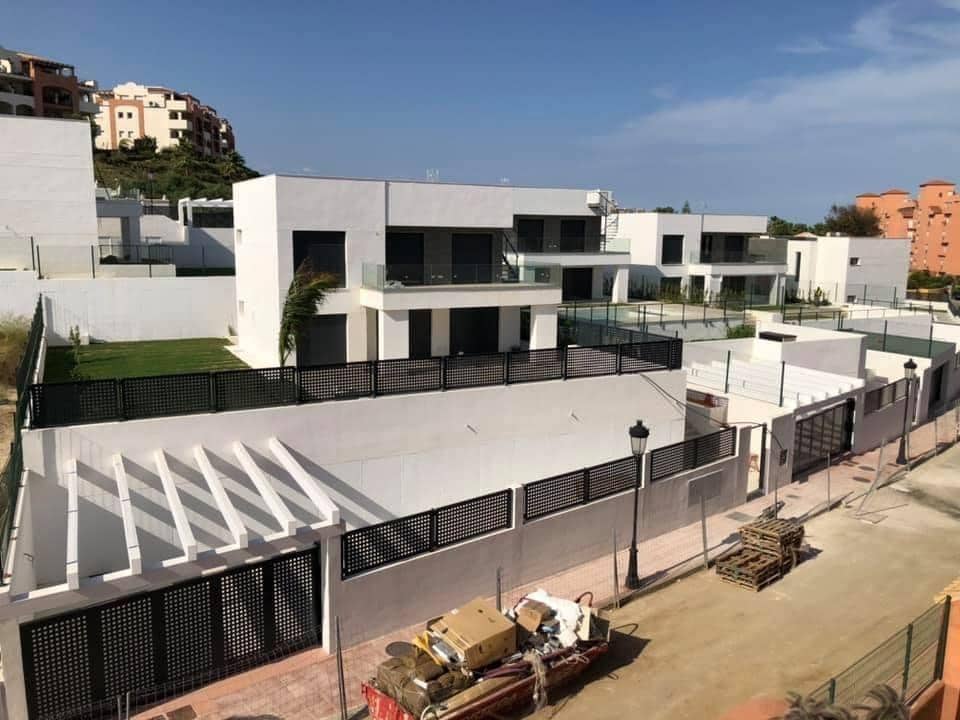 4 bedroom Villa for sale in La Duquesa / Puerto de la Duquesa with pool garage - € 780,000 (Ref: 9791788)