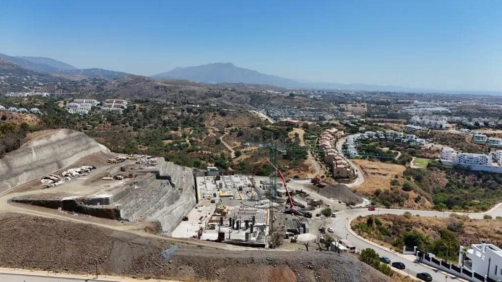 Apartamento de 3 habitaciones en New Golden Mile en venta con piscina - 1.372.710 € (Ref: 9792175)