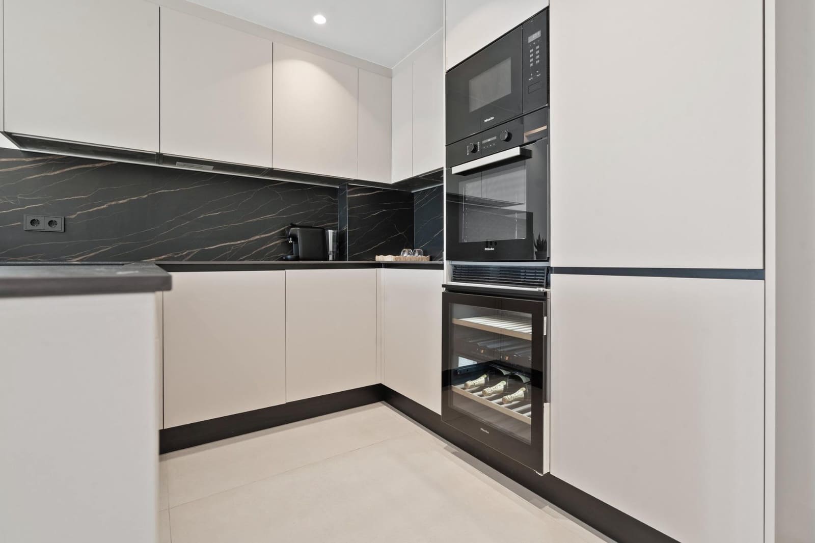 4 bedroom Apartment for sale in El Paraiso with pool garage - € 890,000 (Ref: 9857312)