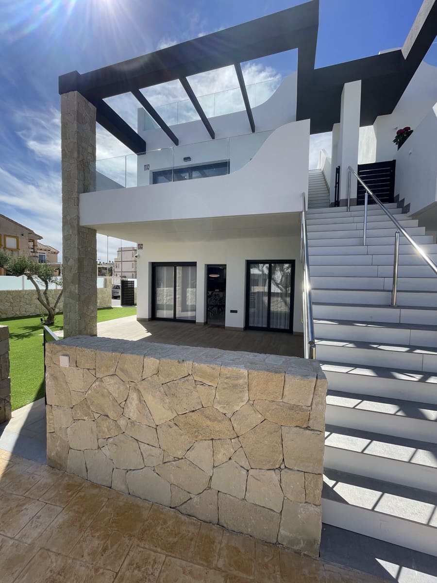Chalet de 3 habitaciones en Torrevieja en venta con piscina garaje - 363.500 € (Ref: 9883254)