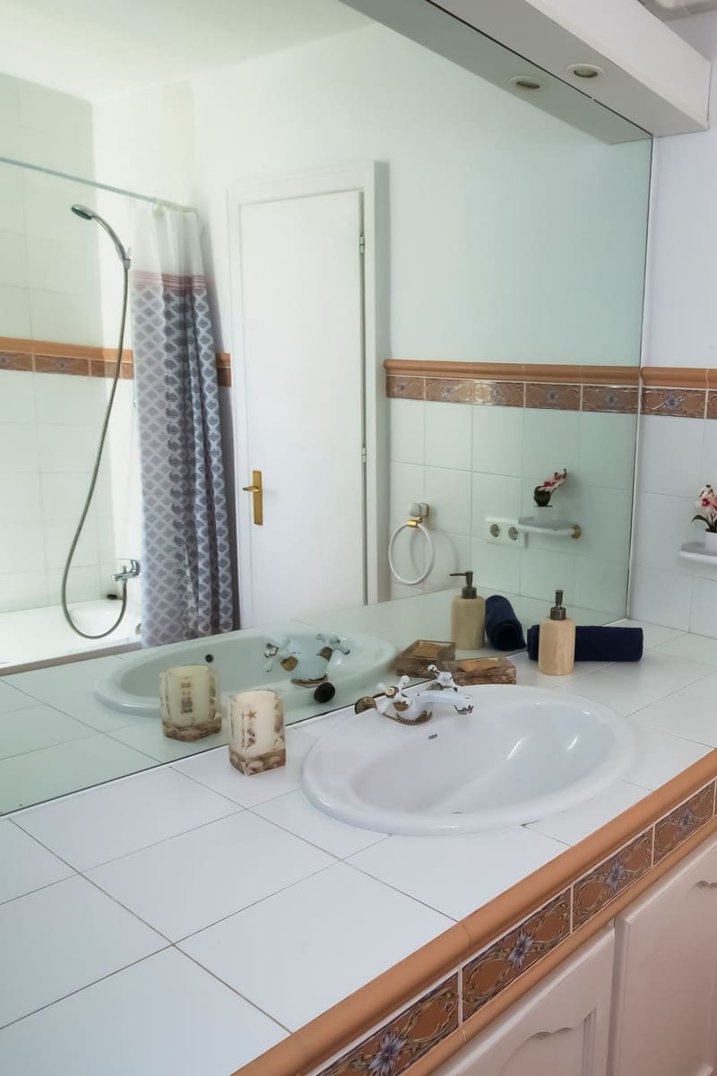 2 soverom Leilighet til salgs i Los Monteros med svømmebasseng garasje - € 485 000 (Ref: 9105263)