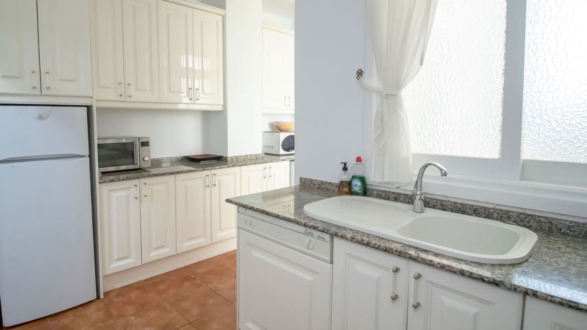 2 soverom Leilighet til salgs i Los Monteros med svømmebasseng garasje - € 485 000 (Ref: 9105263)