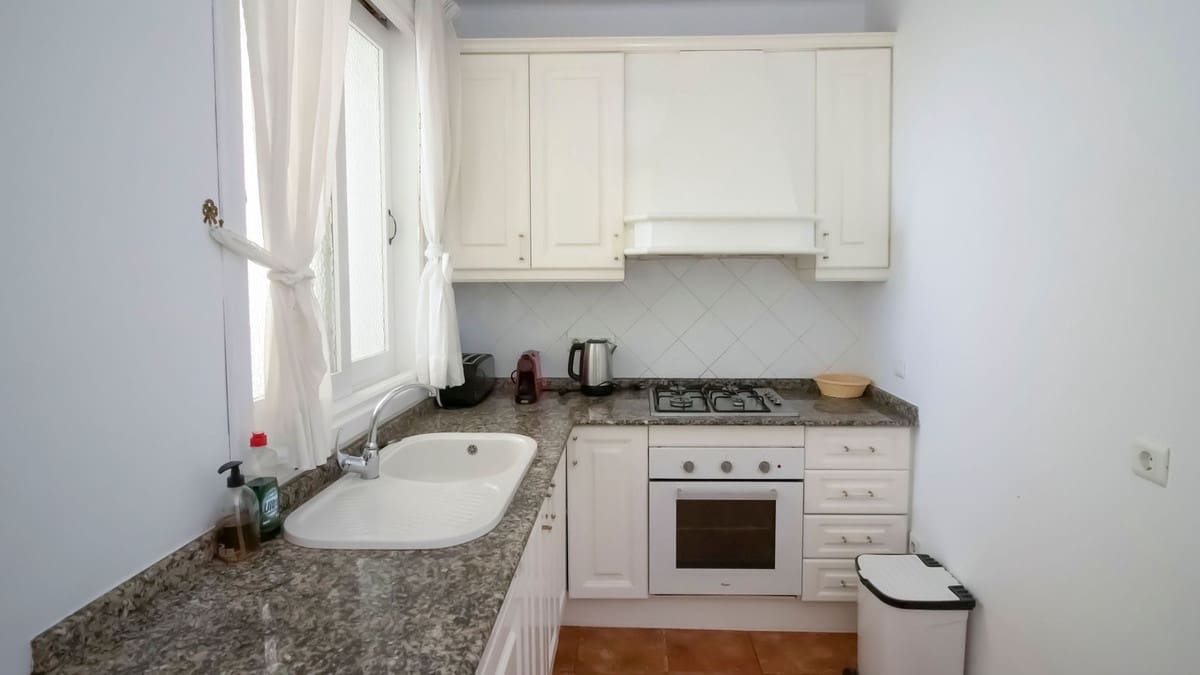 2 soverom Leilighet til salgs i Los Monteros med svømmebasseng garasje - € 485 000 (Ref: 9105263)