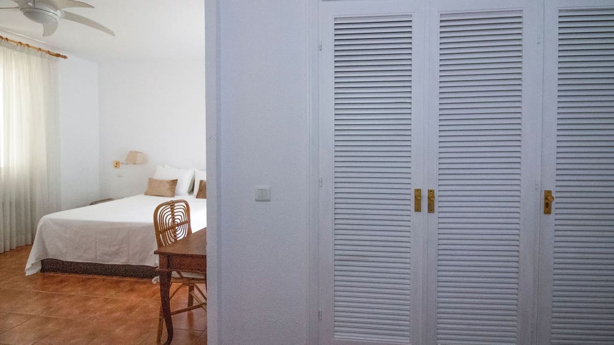 2 soverom Leilighet til salgs i Los Monteros med svømmebasseng garasje - € 485 000 (Ref: 9105263)