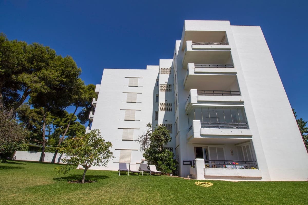 2 soverom Leilighet til salgs i Los Monteros med svømmebasseng garasje - € 485 000 (Ref: 9105263)