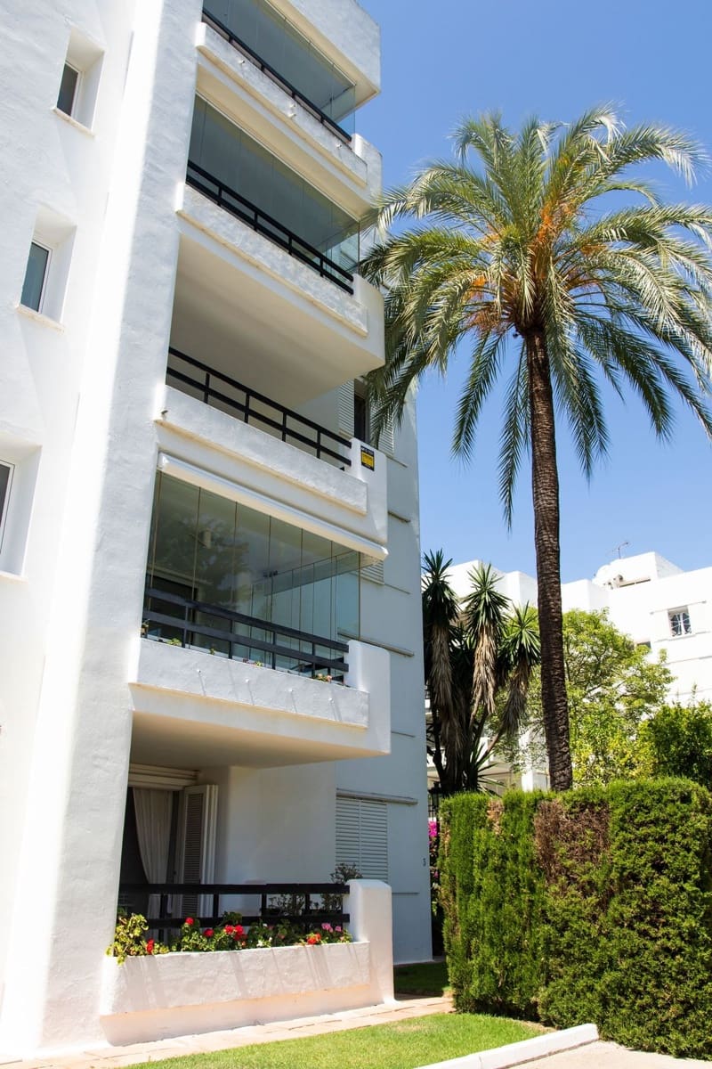 2 soverom Leilighet til salgs i Los Monteros med svømmebasseng garasje - € 485 000 (Ref: 9105263)