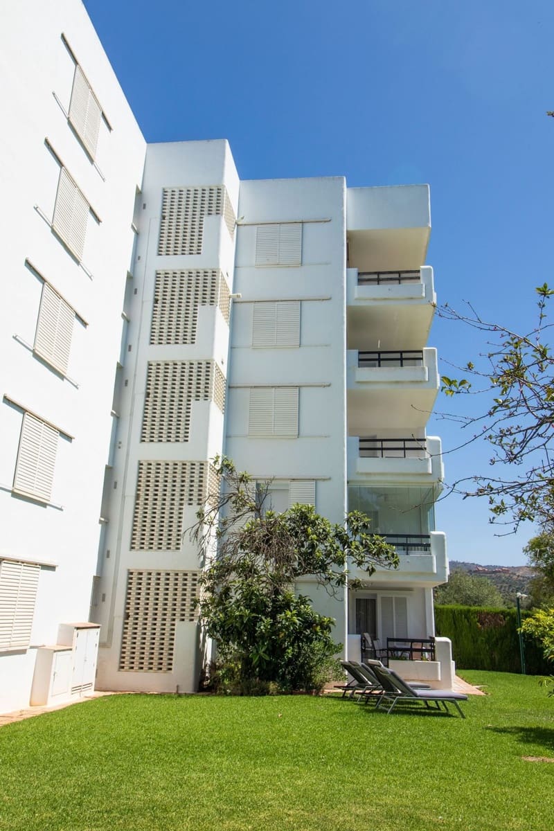 2 soverom Leilighet til salgs i Los Monteros med svømmebasseng garasje - € 485 000 (Ref: 9105263)