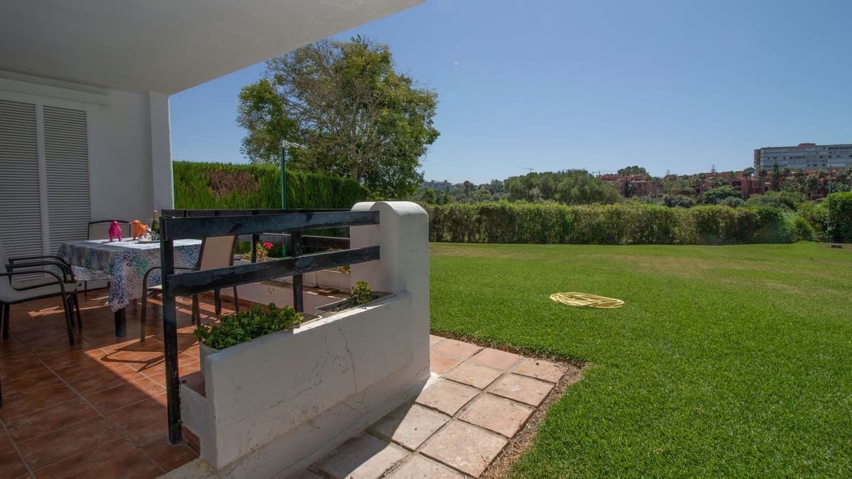 2 soverom Leilighet til salgs i Los Monteros med svømmebasseng garasje - € 485 000 (Ref: 9105263)