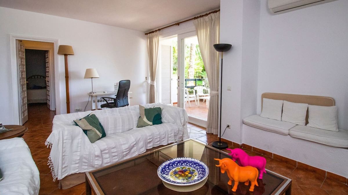 2 soverom Leilighet til salgs i Los Monteros med svømmebasseng garasje - € 485 000 (Ref: 9105263)