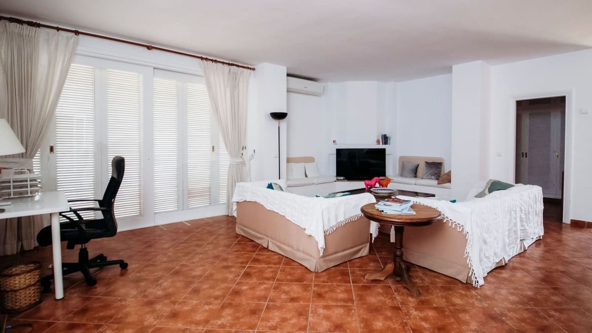 2 soverom Leilighet til salgs i Los Monteros med svømmebasseng garasje - € 485 000 (Ref: 9105263)