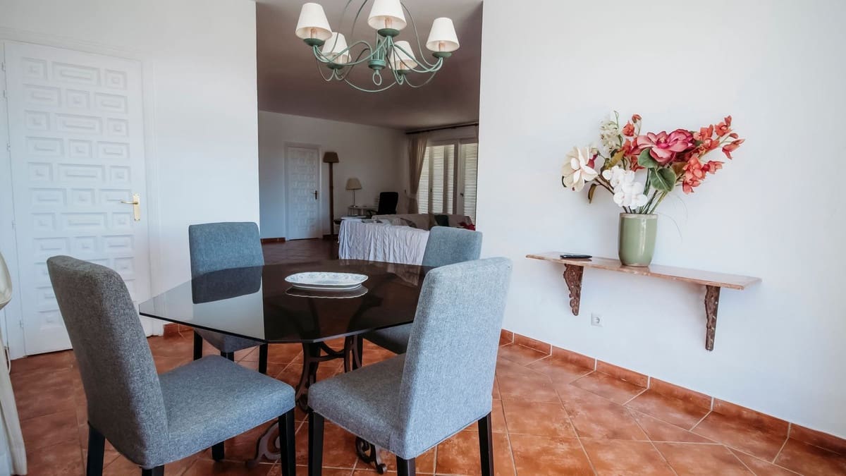 2 soverom Leilighet til salgs i Los Monteros med svømmebasseng garasje - € 485 000 (Ref: 9105263)