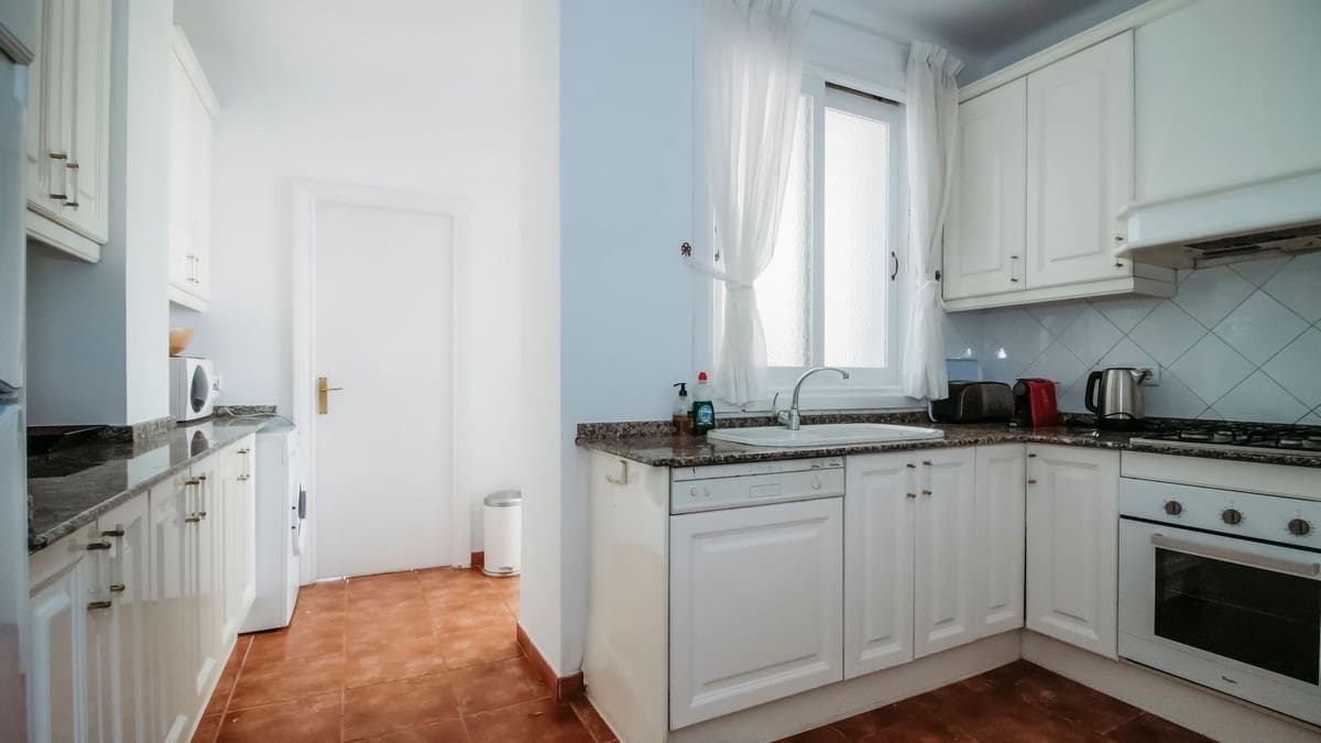 2 soverom Leilighet til salgs i Los Monteros med svømmebasseng garasje - € 485 000 (Ref: 9105263)