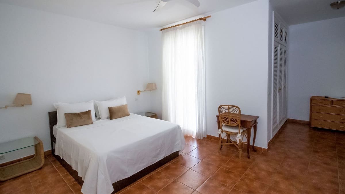 2 soverom Leilighet til salgs i Los Monteros med svømmebasseng garasje - € 485 000 (Ref: 9105263)