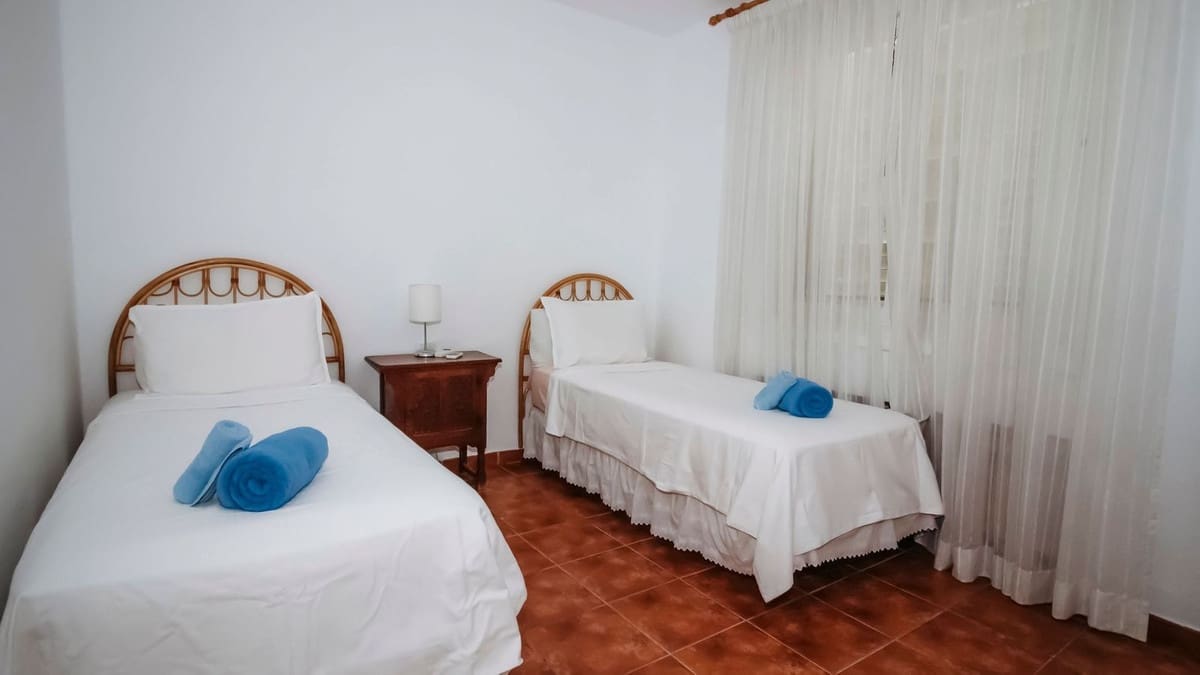 2 soverom Leilighet til salgs i Los Monteros med svømmebasseng garasje - € 485 000 (Ref: 9105263)