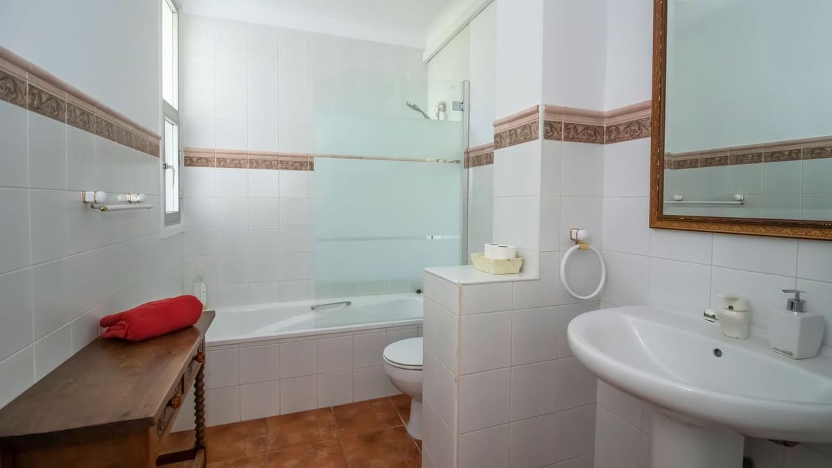 2 soverom Leilighet til salgs i Los Monteros med svømmebasseng garasje - € 485 000 (Ref: 9105263)