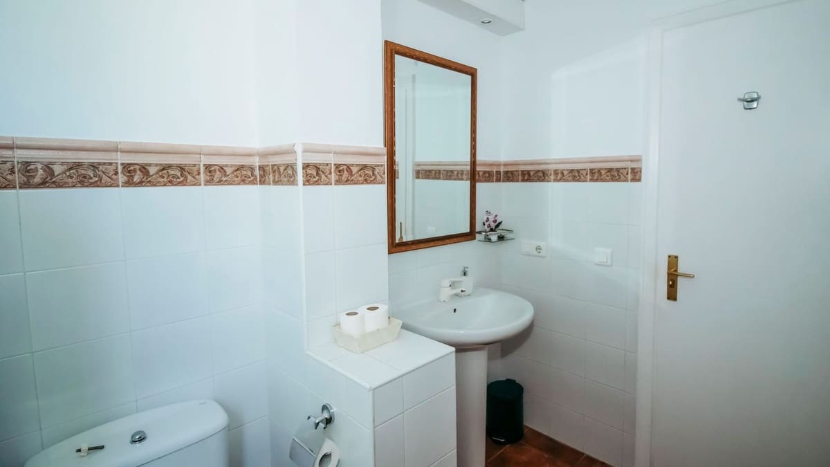 2 soverom Leilighet til salgs i Los Monteros med svømmebasseng garasje - € 485 000 (Ref: 9105263)