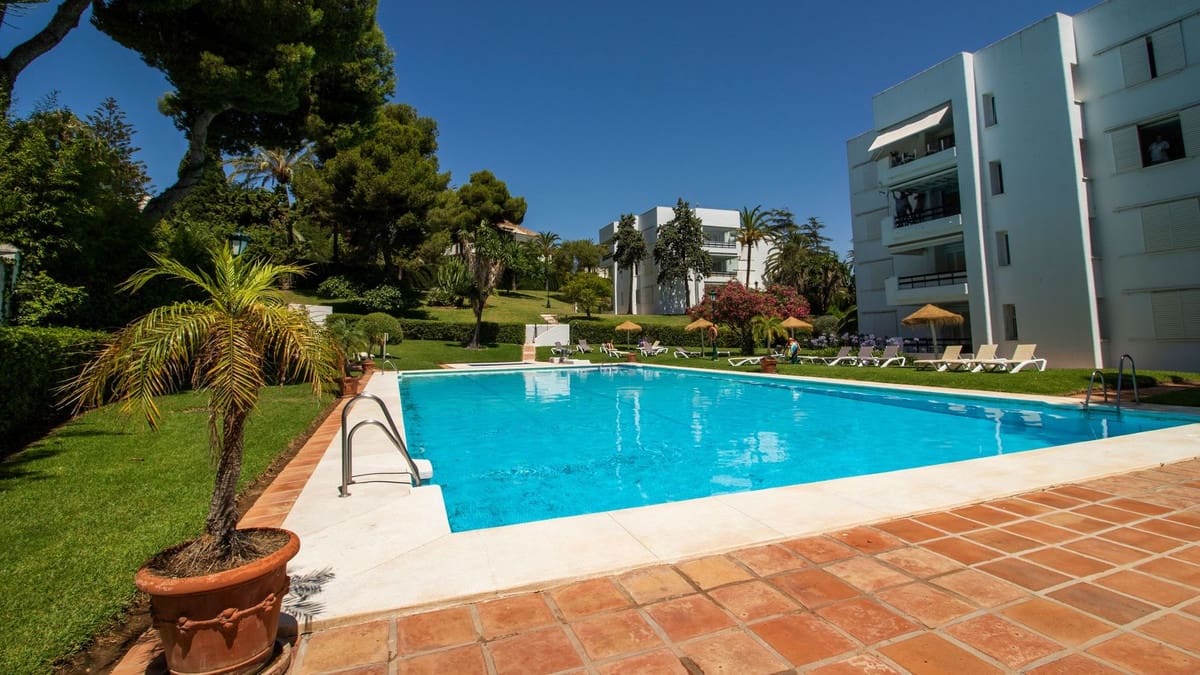 2 soverom Leilighet til salgs i Los Monteros med svømmebasseng garasje - € 485 000 (Ref: 9105263)