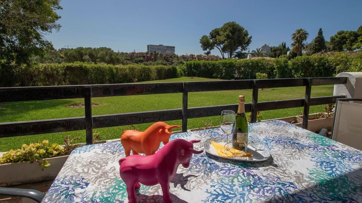 2 soverom Leilighet til salgs i Los Monteros med svømmebasseng garasje - € 485 000 (Ref: 9105263)