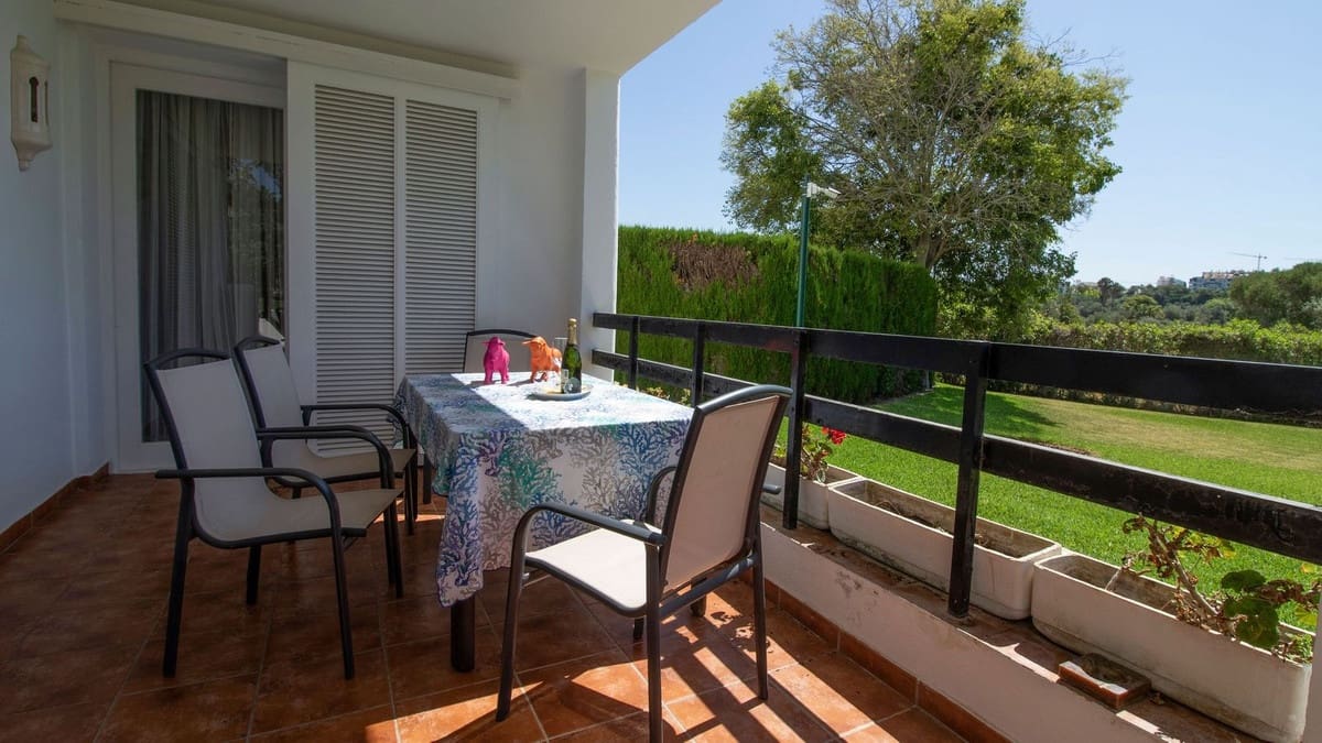 2 soverom Leilighet til salgs i Los Monteros med svømmebasseng garasje - € 485 000 (Ref: 9105263)