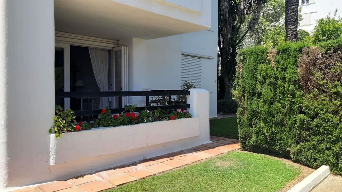 2 soverom Leilighet til salgs i Los Monteros med svømmebasseng garasje - € 485 000 (Ref: 9105263)