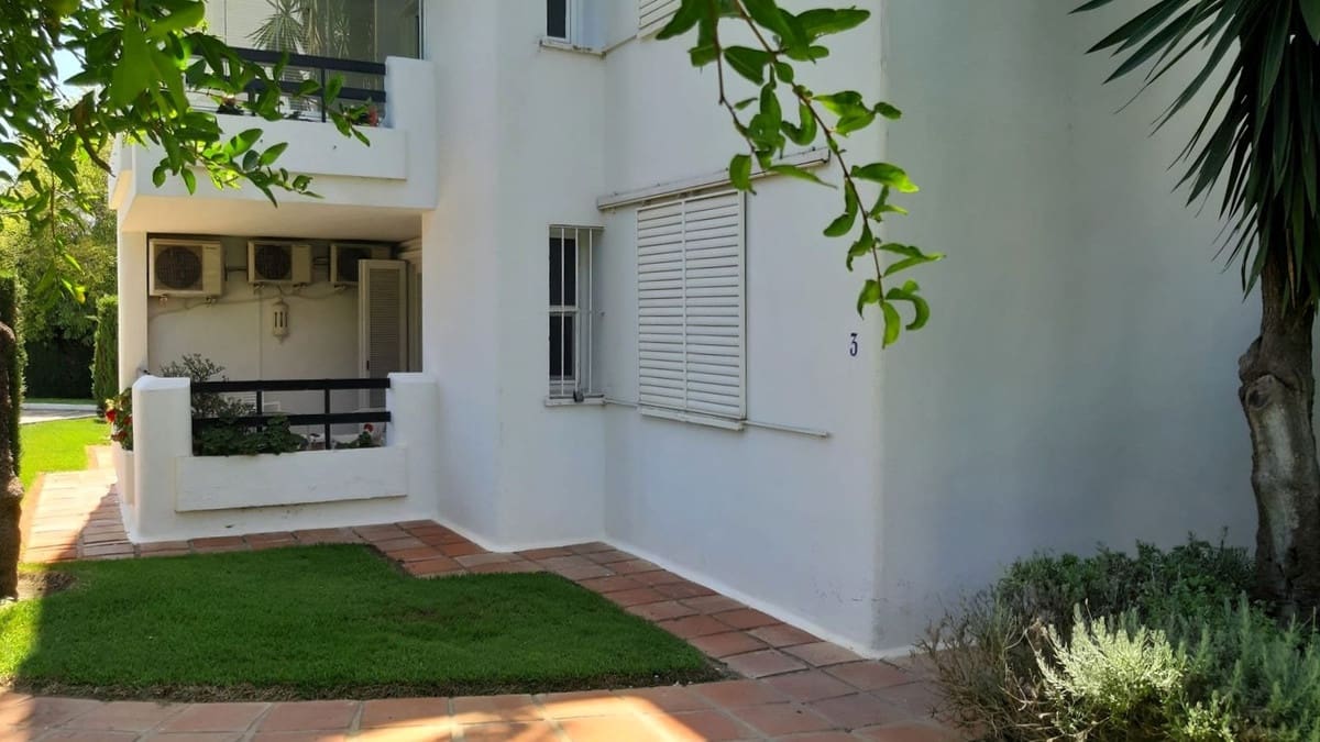 2 soverom Leilighet til salgs i Los Monteros med svømmebasseng garasje - € 485 000 (Ref: 9105263)