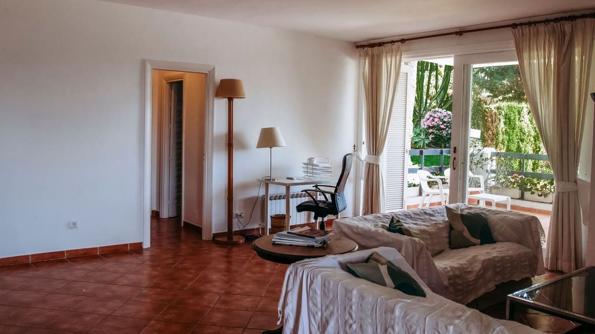 2 soverom Leilighet til salgs i Los Monteros med svømmebasseng garasje - € 485 000 (Ref: 9105263)