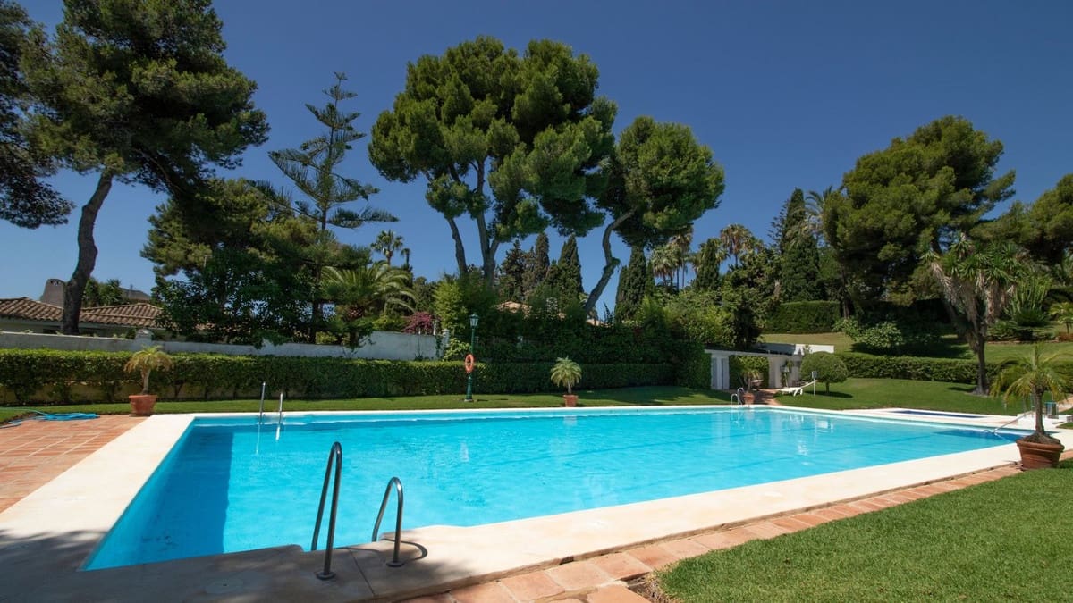 2 soverom Leilighet til salgs i Los Monteros med svømmebasseng garasje - € 485 000 (Ref: 9105263)