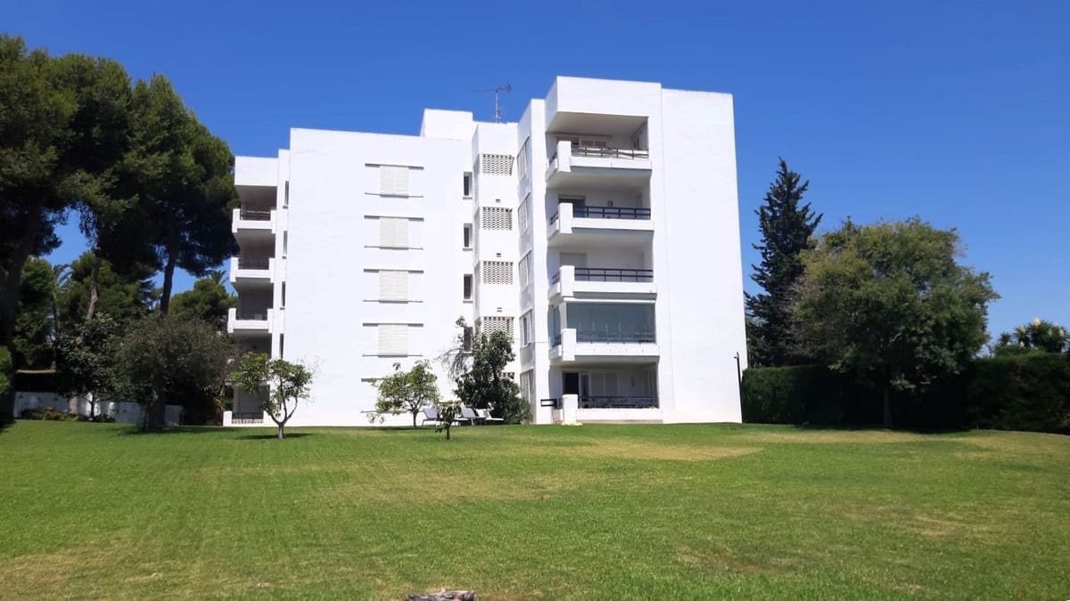 2 soverom Leilighet til salgs i Los Monteros med svømmebasseng garasje - € 485 000 (Ref: 9105263)