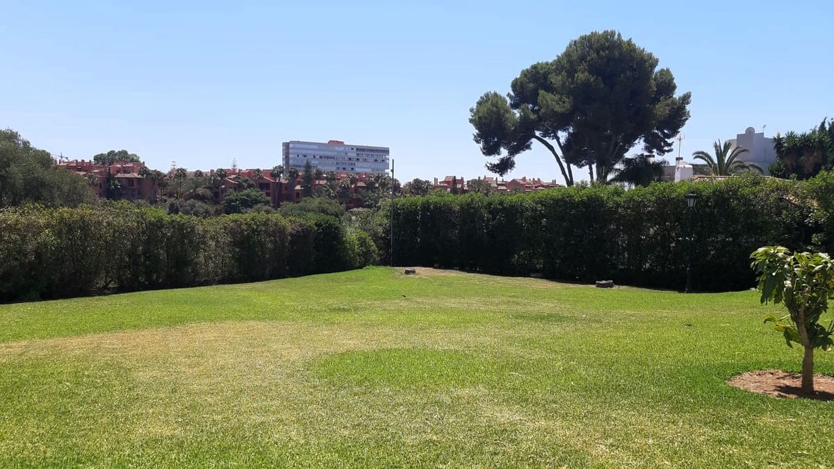 2 soverom Leilighet til salgs i Los Monteros med svømmebasseng garasje - € 485 000 (Ref: 9105263)