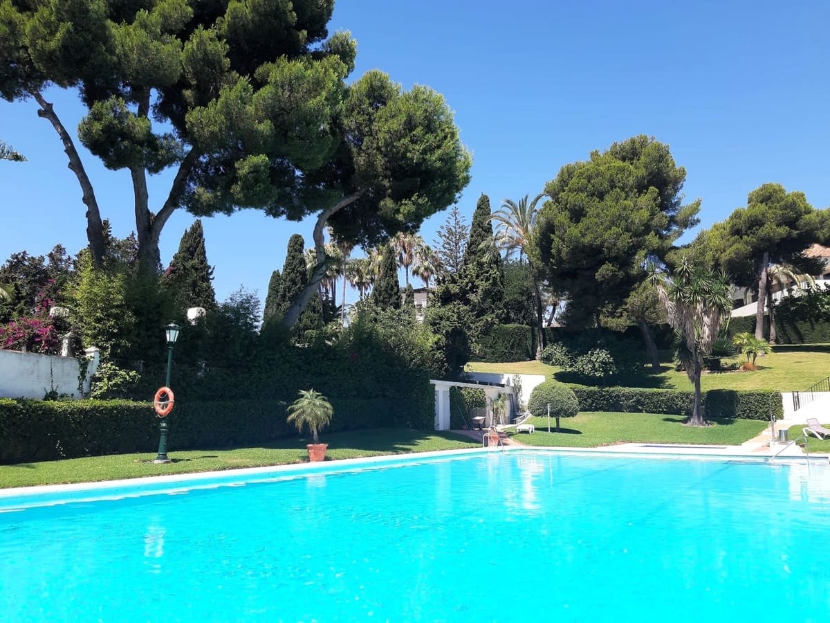 2 soverom Leilighet til salgs i Los Monteros med svømmebasseng garasje - € 485 000 (Ref: 9105263)
