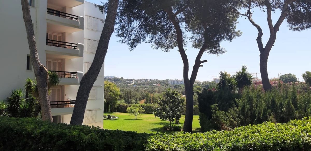 2 soverom Leilighet til salgs i Los Monteros med svømmebasseng garasje - € 485 000 (Ref: 9105263)