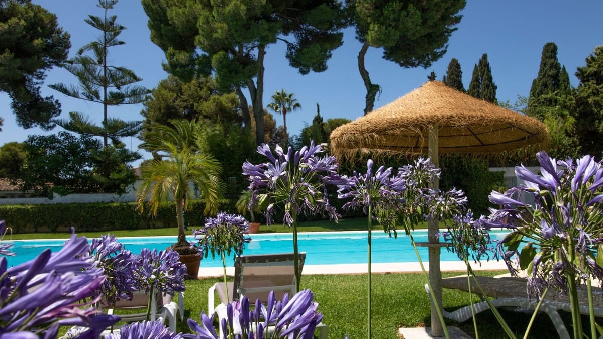 2 soverom Leilighet til salgs i Los Monteros med svømmebasseng garasje - € 485 000 (Ref: 9105263)