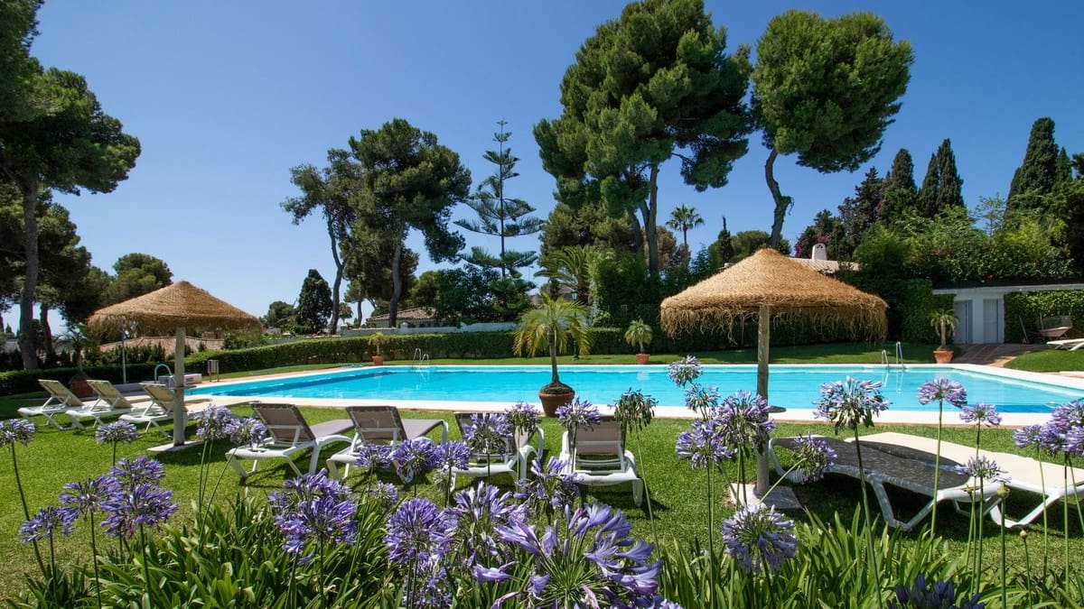 2 soverom Leilighet til salgs i Los Monteros med svømmebasseng garasje - € 485 000 (Ref: 9105263)