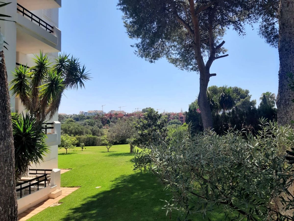 2 soverom Leilighet til salgs i Los Monteros med svømmebasseng garasje - € 485 000 (Ref: 9105263)