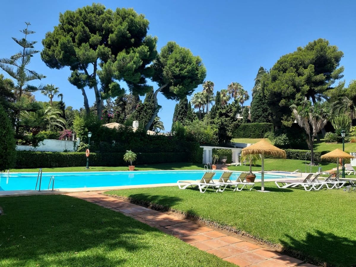 2 soverom Leilighet til salgs i Los Monteros med svømmebasseng garasje - € 485 000 (Ref: 9105263)