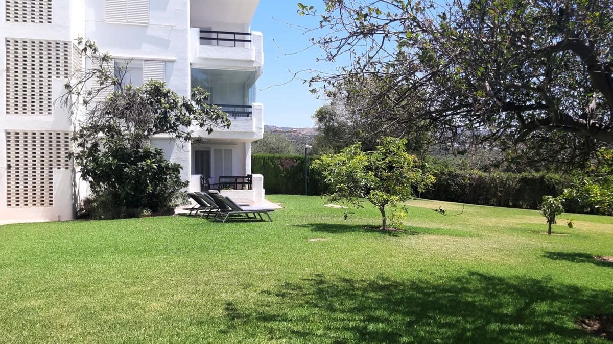 2 soverom Leilighet til salgs i Los Monteros med svømmebasseng garasje - € 485 000 (Ref: 9105263)