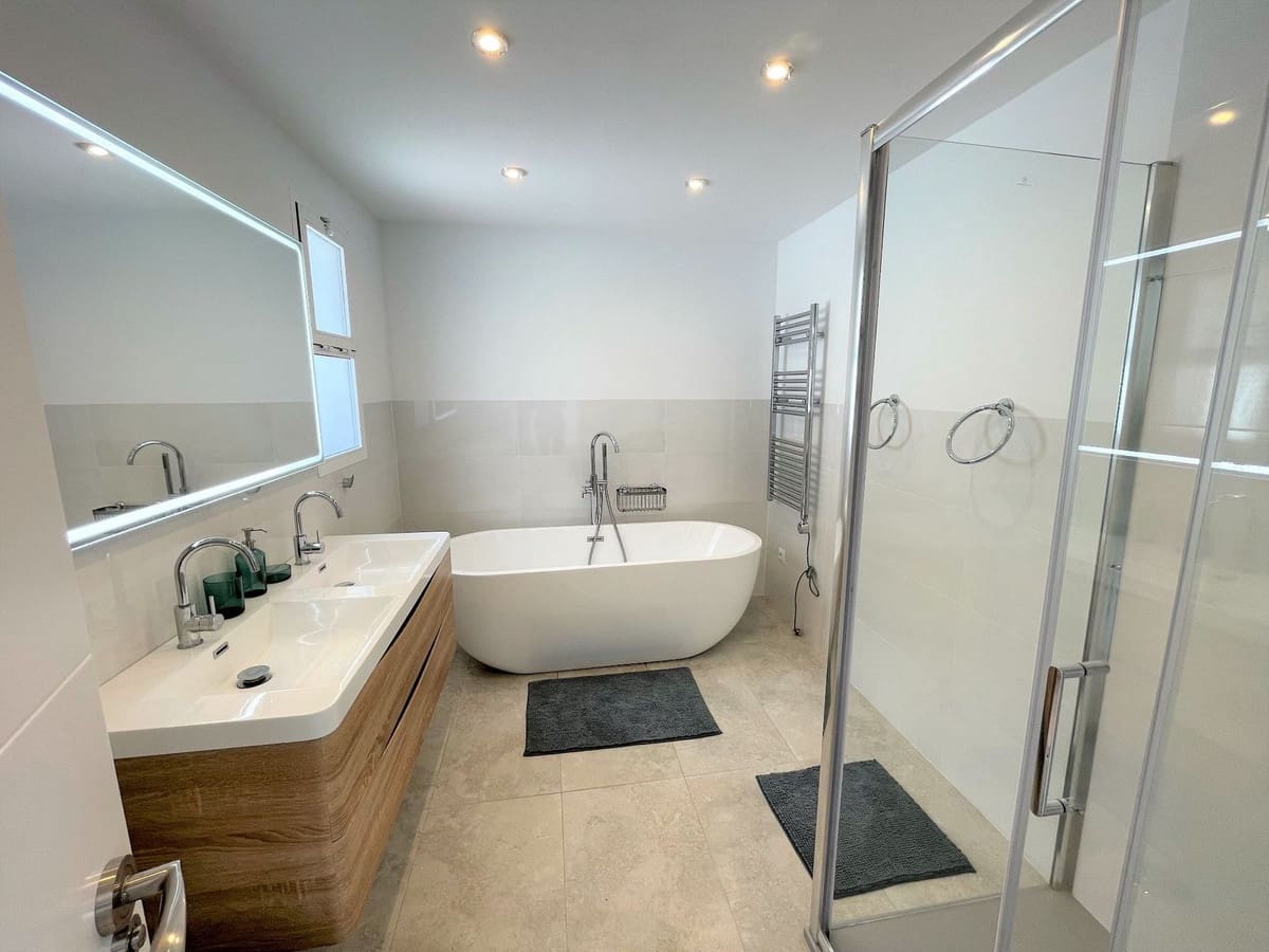 5 bedroom Villa for sale in Mijas with pool garage - € 1,345,000 (Ref: 9238886)