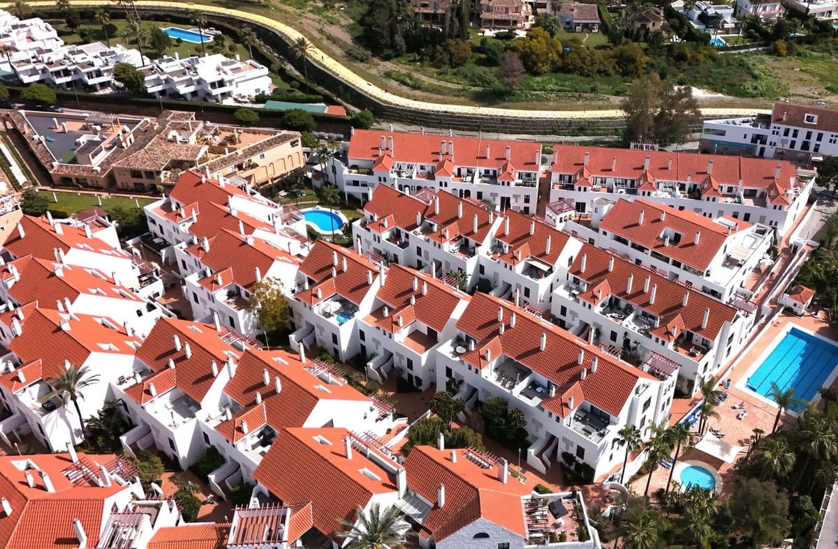 3 bedroom Apartment for sale in Nueva Andalucia with pool garage - € 669,000 (Ref: 9290909)