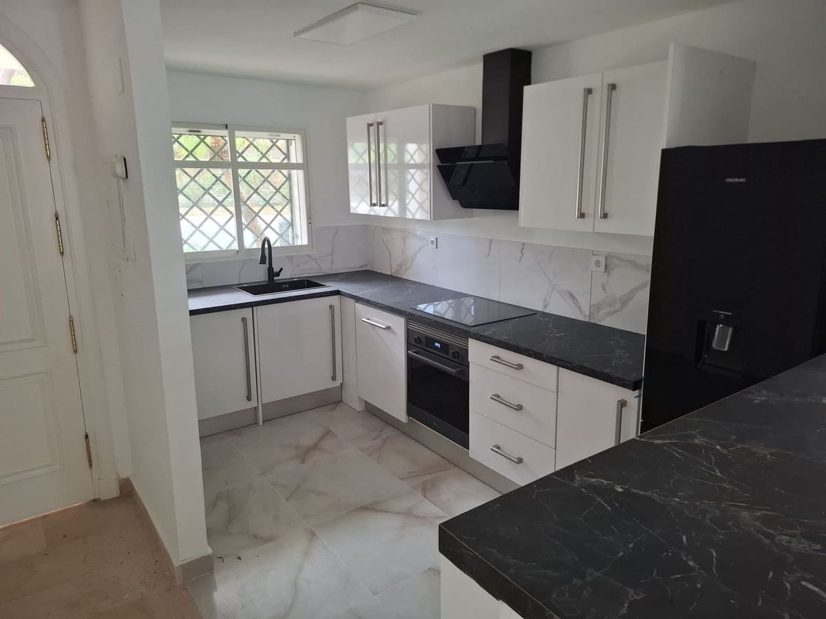 2 soveværelse Lejlighed til salg i Nueva Andalucia med swimmingpool garage - € 465.000 (Ref: 9581620)