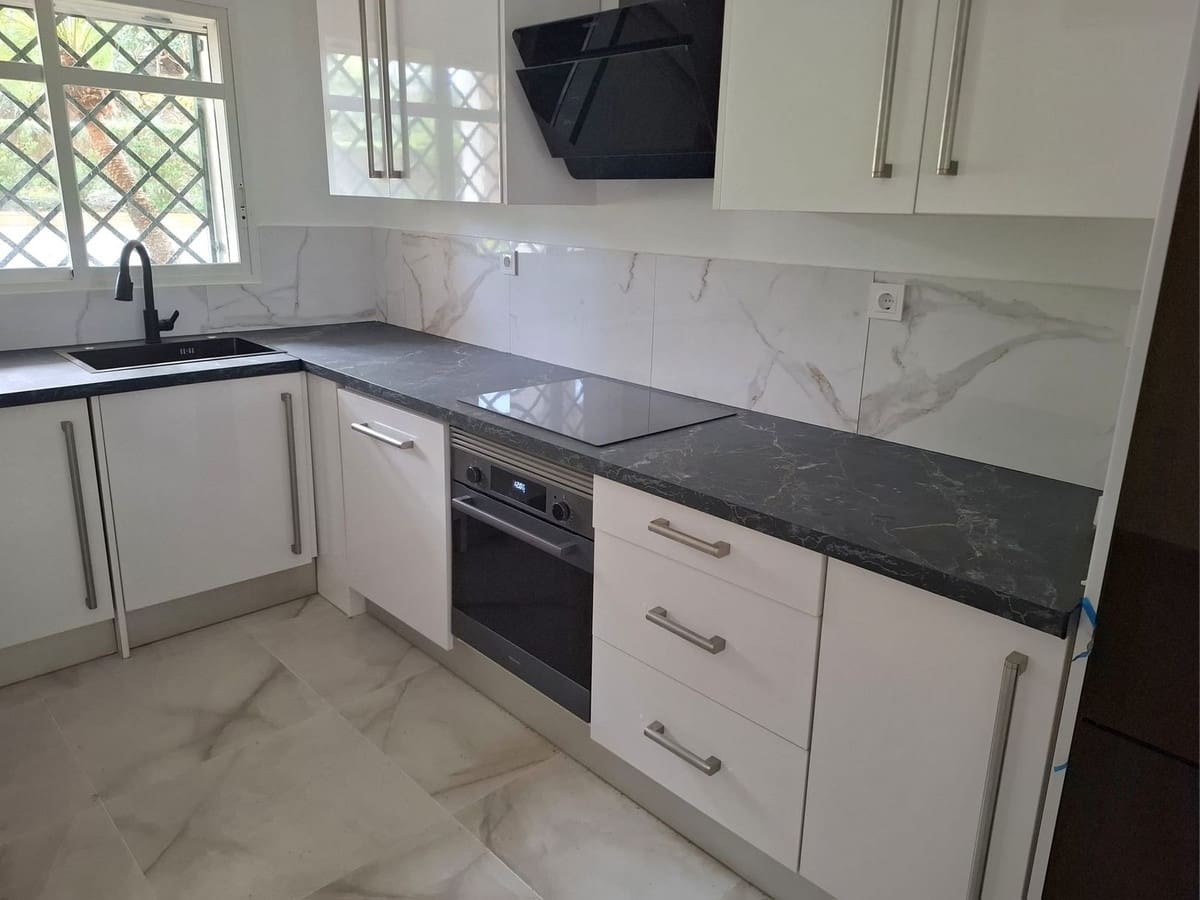 2 soveværelse Lejlighed til salg i Nueva Andalucia med swimmingpool garage - € 465.000 (Ref: 9581620)