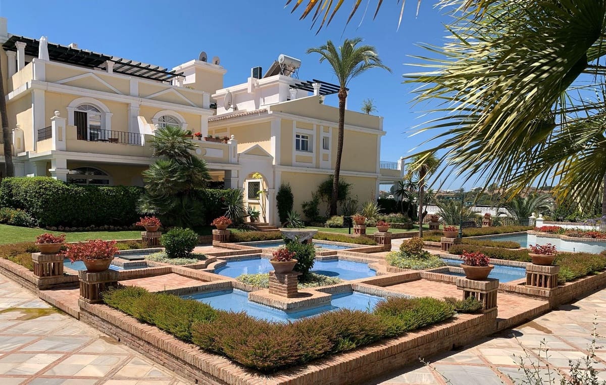 2 soveværelse Lejlighed til salg i Nueva Andalucia med swimmingpool garage - € 465.000 (Ref: 9581620)