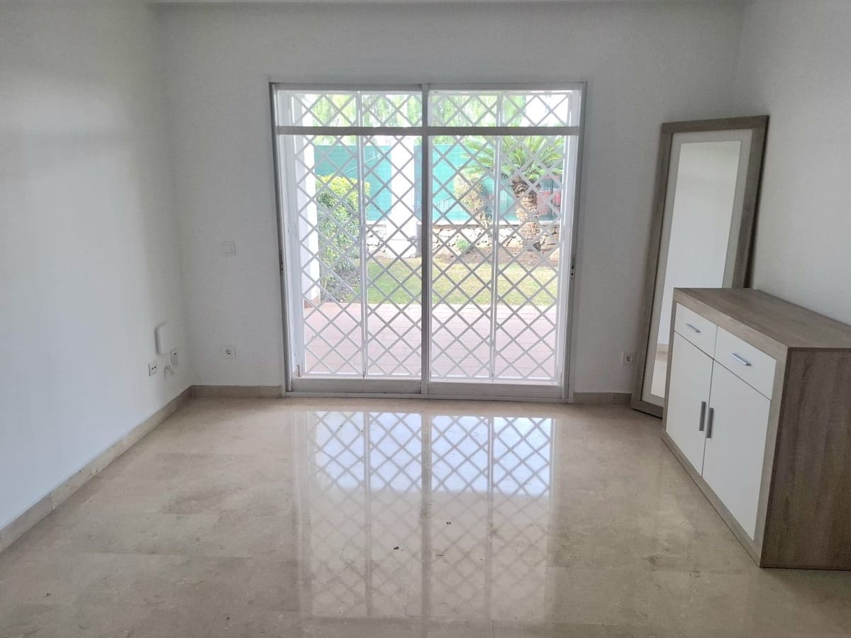 Apartamento de 2 habitaciones en Nueva Andalucia en venta con piscina garaje - 465.000 € (Ref: 9581620)