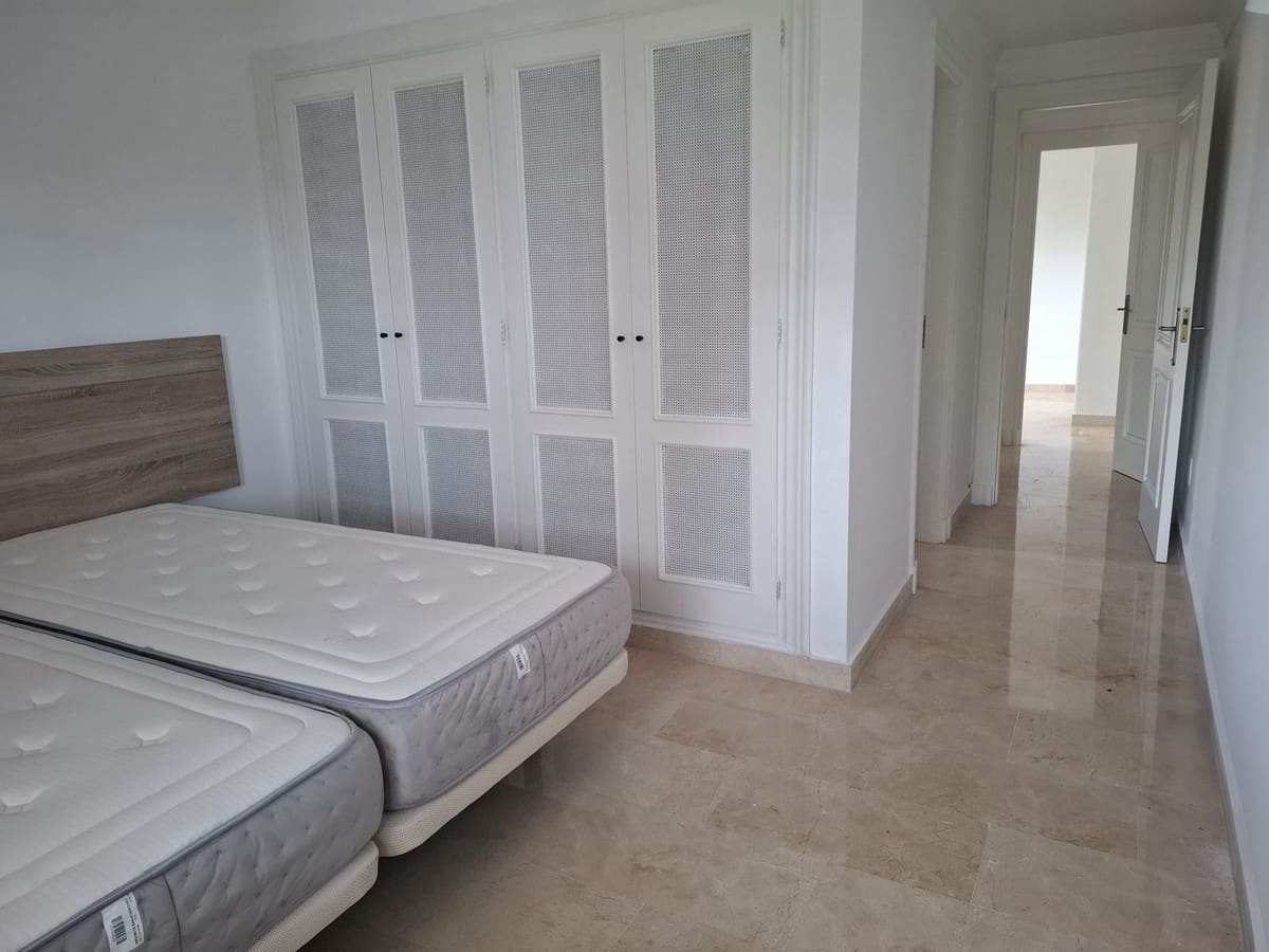 Apartamento de 2 habitaciones en Nueva Andalucia en venta con piscina garaje - 465.000 € (Ref: 9581620)