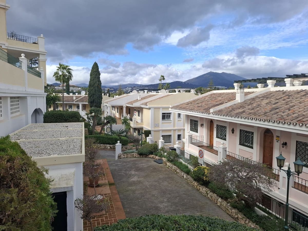 Apartamento de 2 habitaciones en Nueva Andalucia en venta con piscina garaje - 465.000 € (Ref: 9581620)