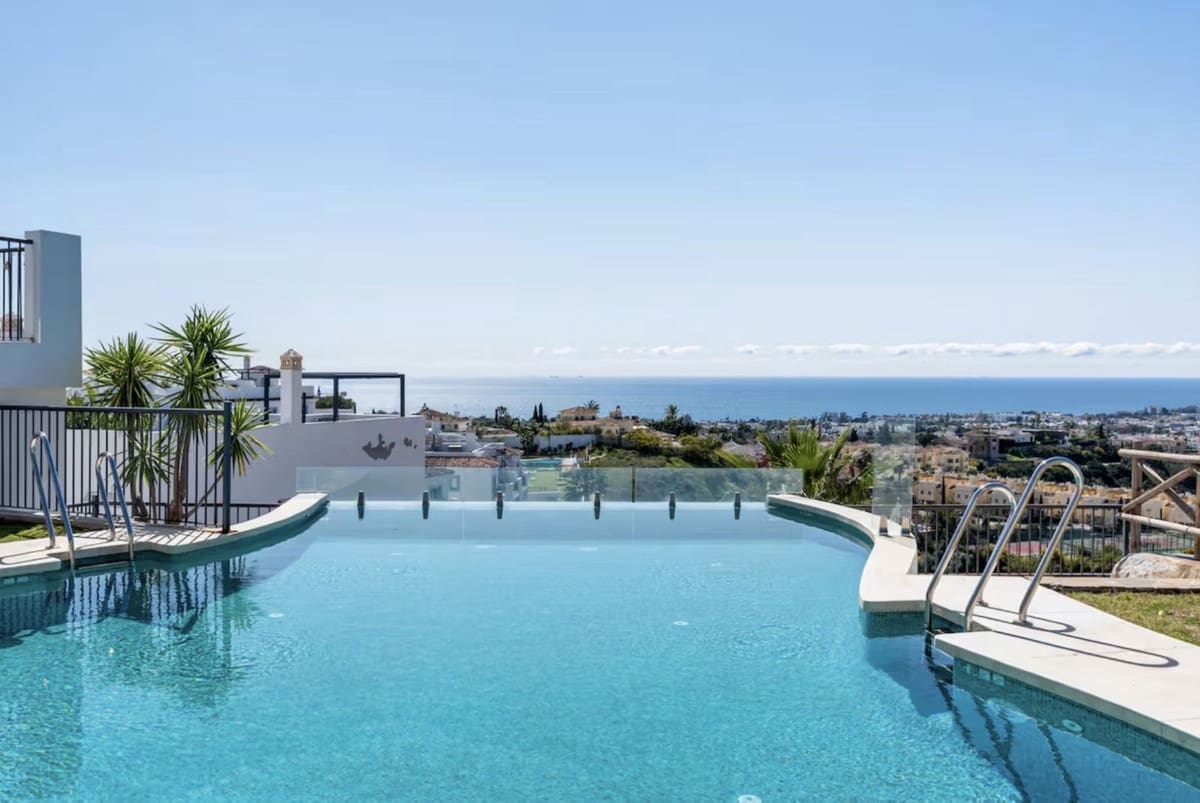 2 quarto Penthouse para venda em Benahavis com piscina garagem - 650 000 € (Ref: 9890702)