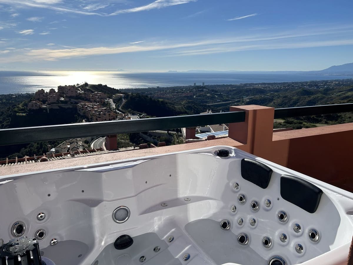 3 bedroom Penthouse for sale in Calahonda with pool garage - € 895,000 (Ref: 9905288)