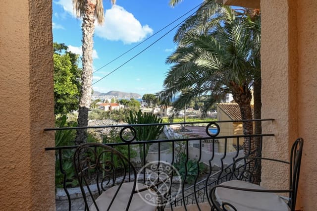 3 makuuhuone Huvila myytävänä paikassa Teulada Pueblo, Teulada-Moraira mukana uima-altaan 
autotalli - 795 000 € (Ref: 9628400)