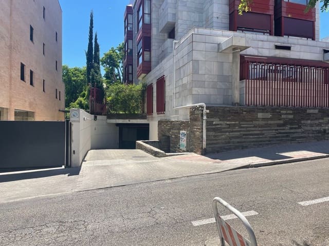Garasje til leie i San Juan Bautista, Madrid by - € 120 (Ref: 9838347)