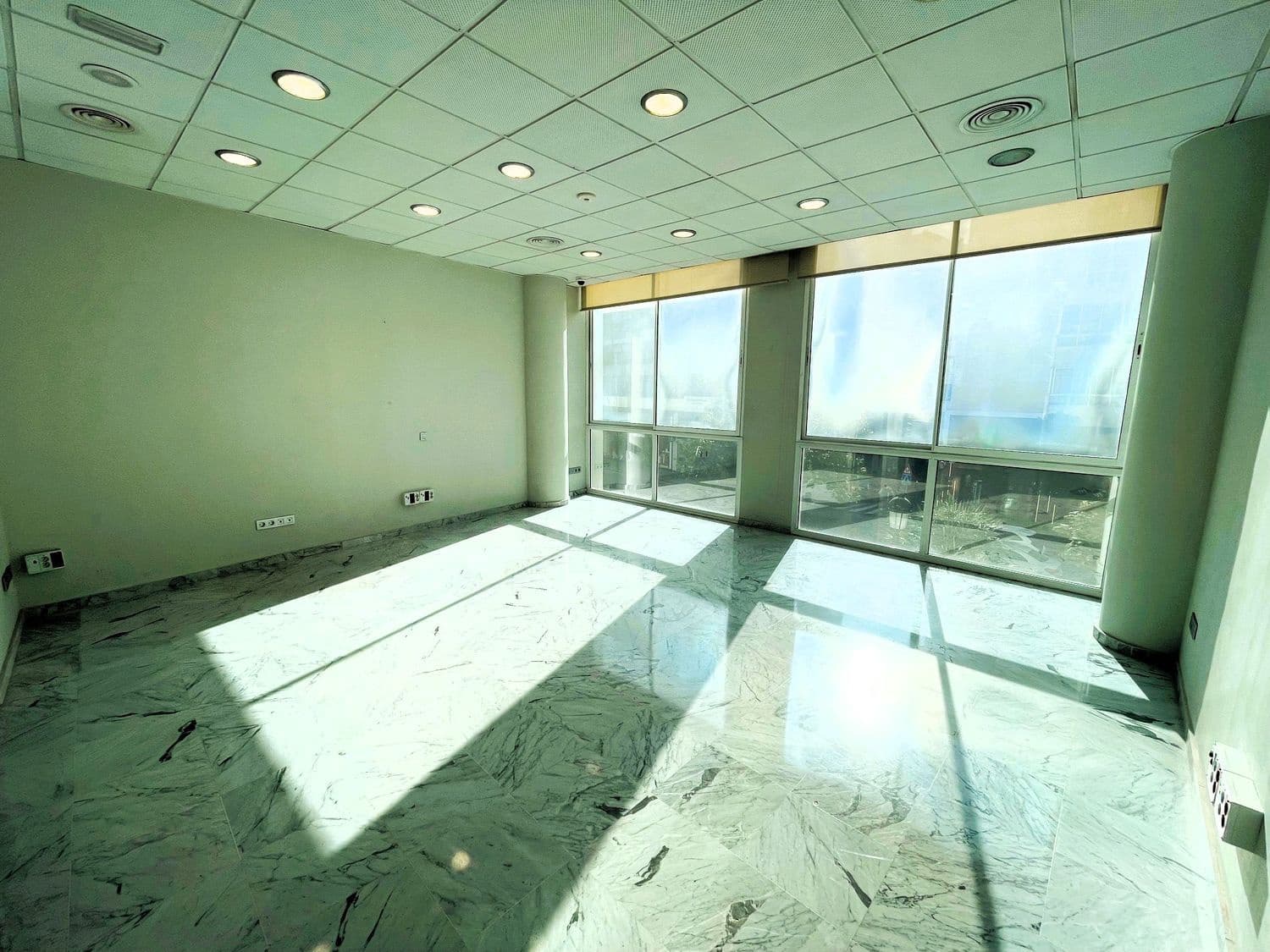 Kontor til leie i Marbella - € 2 000 (Ref: 9838349)